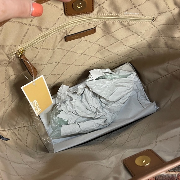 Micheal Kors Maeve Large Tote + Wallet in Vanilla NWT - Picture 6 of 7